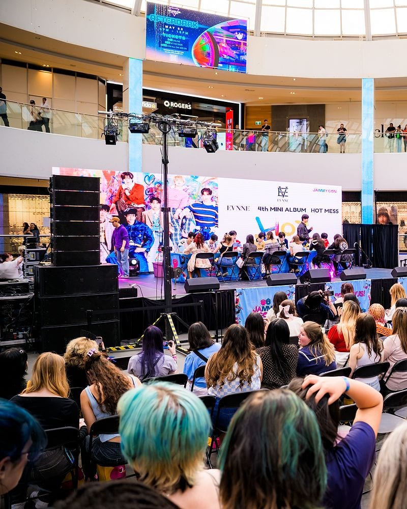 Fans gathered around the JAMMY CON stage inside the mall.